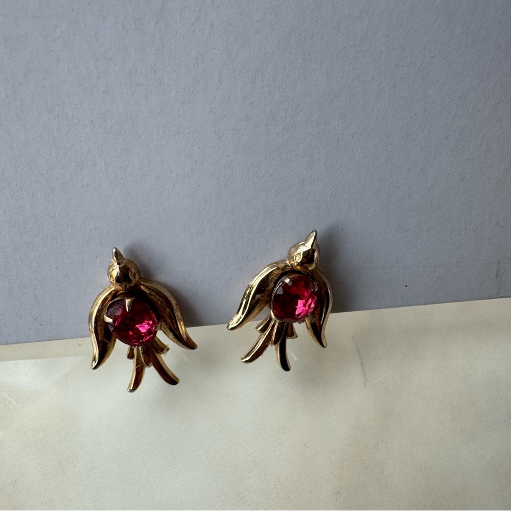 CORO Vintage Sparrow / Swallow Bird
Red Rhinestone Screw on Earrings Signed